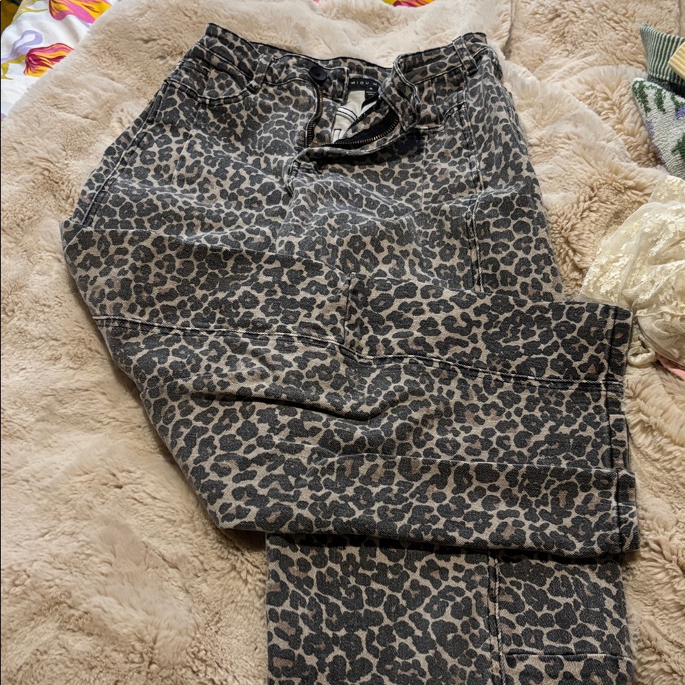 Leopard Print Ankle Jeans - Women's Cropped Jeans in Gray - Picture 3 of 4